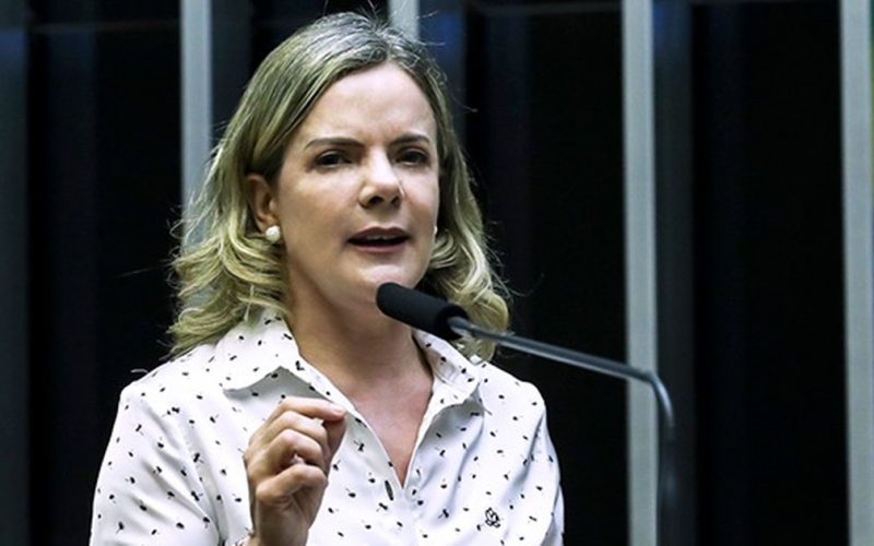 Gleisi volta a atacar família Bolsonaro em debate sobre Pix