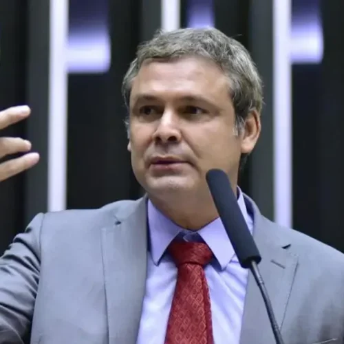 “ Flávio Bolsonaro é um crime”, diz Lindbergh ao citar ligação com milícia