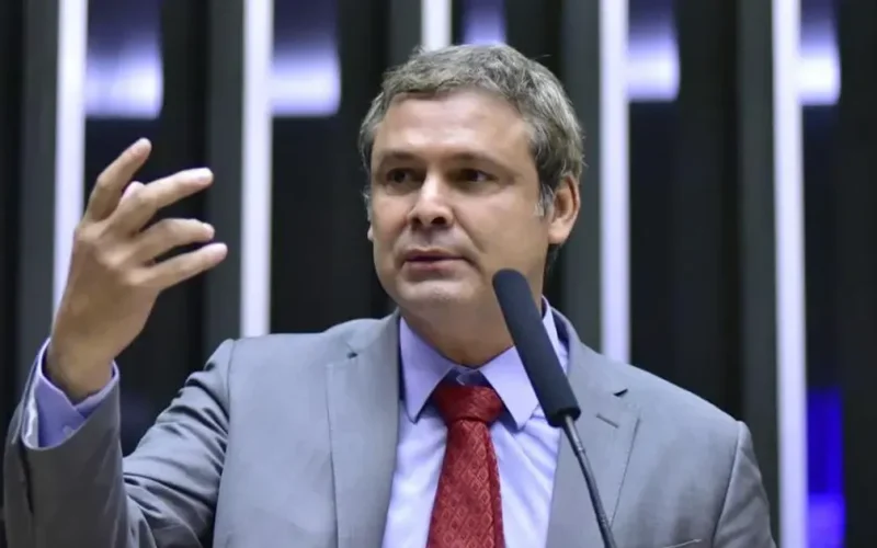 “ Flávio Bolsonaro é um crime”, diz Lindbergh ao citar ligação com milícia