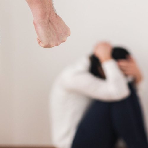Homem é preso após agredir esposa por ciúmes no Ouro Preto