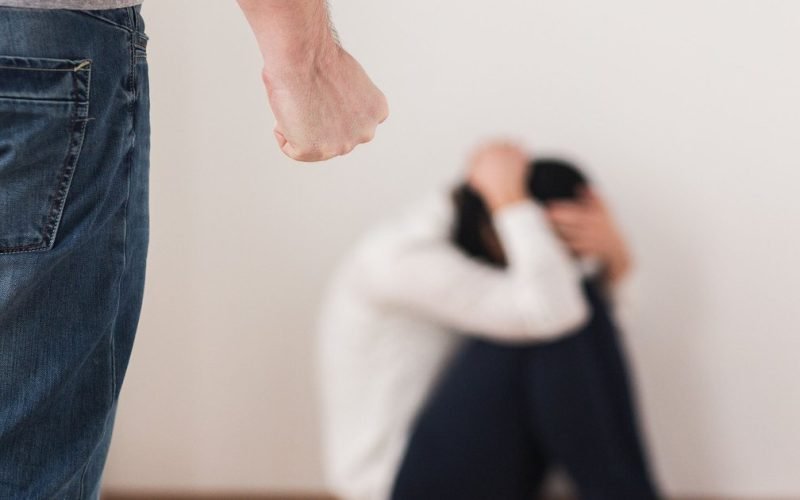 Homem é preso após agredir esposa por ciúmes no Ouro Preto