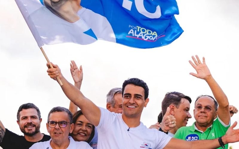 Em Piaçabuçu, JHC ouve a população, defende investimentos em turismo e cobra soluções para saúde e desenvolvimento
