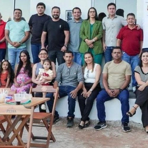 Prefeito Jorge Galvão entrega casa no Sítio Boa Vista, em Jundiá
