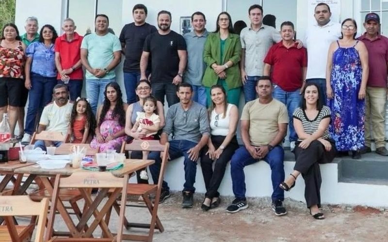 Prefeito Jorge Galvão entrega casa no Sítio Boa Vista, em Jundiá