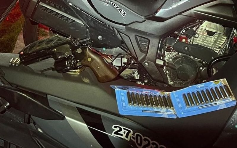 PM prende dois homens e apreende armas durante ações nos bairros do Poço e Cruz das Almas