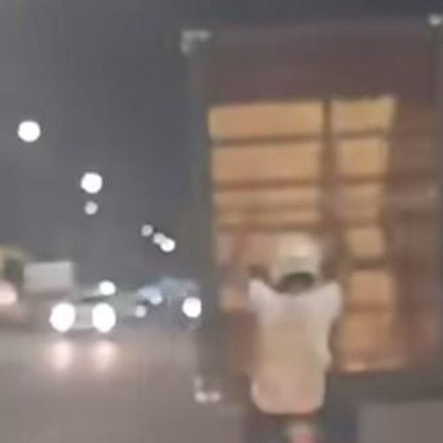 “Só acredito porque estou vendo”: homem é flagrado levando cama em cima de moto no Graciliano Ramos