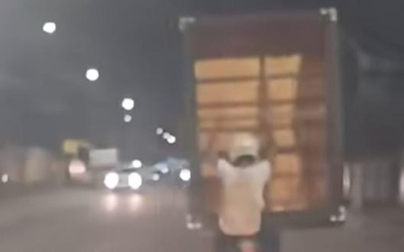 “Só acredito porque estou vendo”: homem é flagrado levando cama em cima de moto no Graciliano Ramos