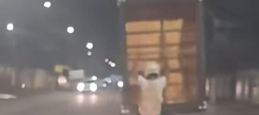“Só acredito porque estou vendo”: homem é flagrado levando cama em cima de moto no Graciliano Ramos