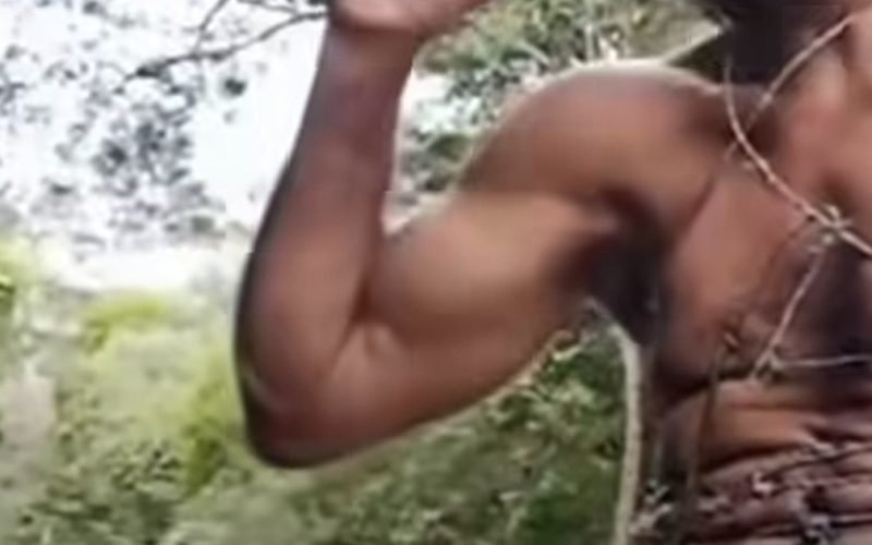 Homem enrolado com arame farpado no corpo abraça cacto e deixa web assustada