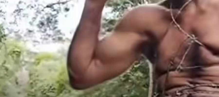 Homem enrolado com arame farpado no corpo abraça cacto e deixa web assustada