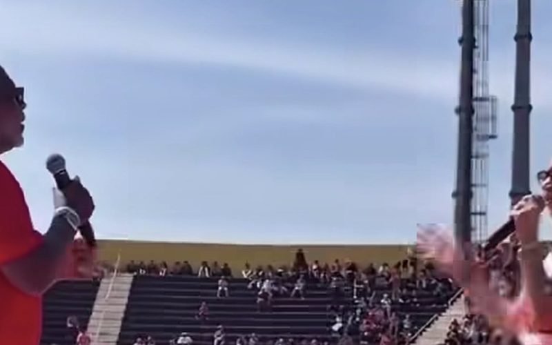 Janja canta ao lado de cantor gospel em 1º evento de campanha de Lula