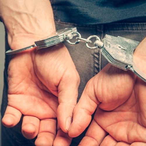 Homem é preso suspeito de matar, esquartejar o próprio pai e esconder corpo no quintal