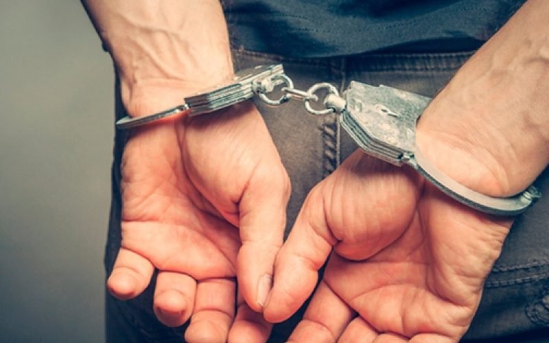Homem é preso suspeito de matar, esquartejar o próprio pai e esconder corpo no quintal