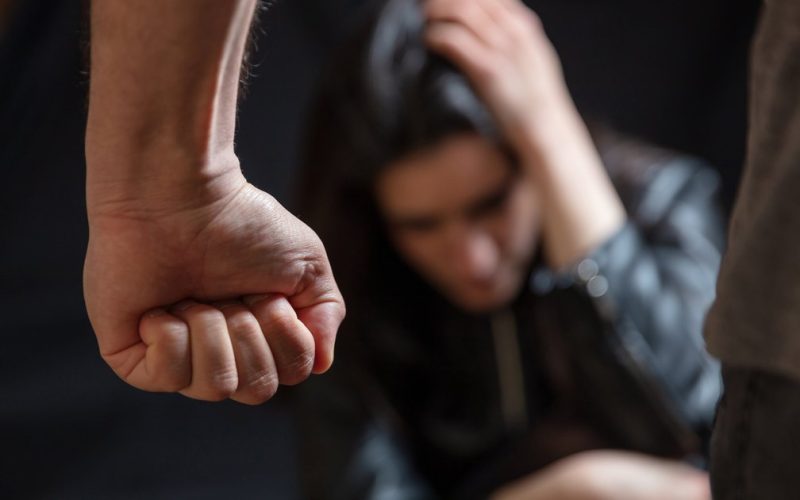 Homem tenta sufocar companheira após discussão por celular e é detido em Arapiraca