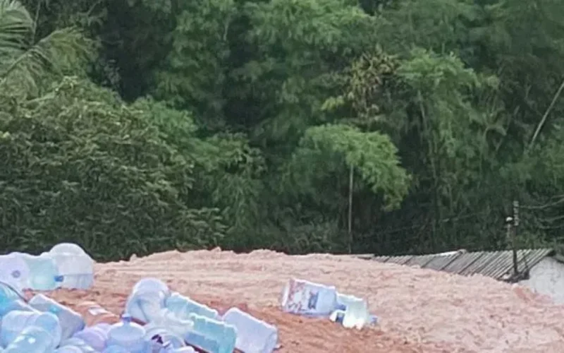 Motorista fica ferido após caminhão tombar na Ladeira do Catolé