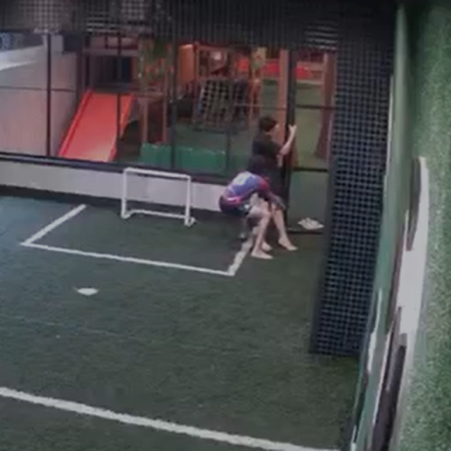 Veja momento que amigo salva jovem após descarga eletrica em portão de quadra de condomínio em Maceió