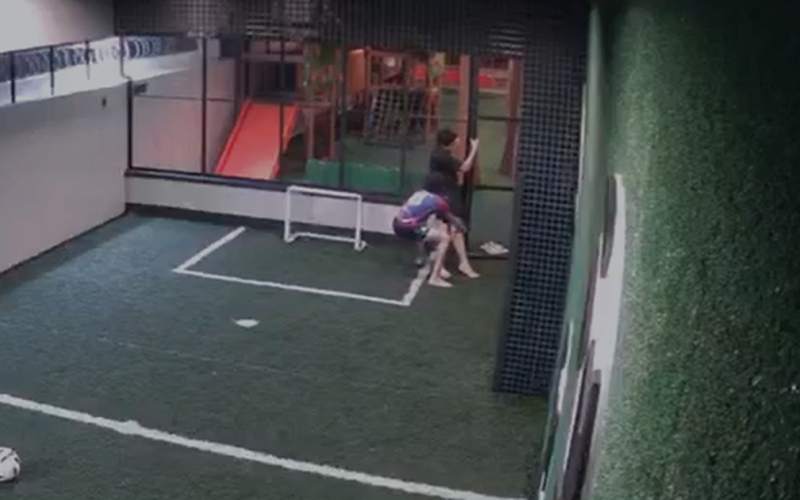 Veja momento que amigo salva jovem após descarga eletrica em portão de quadra de condomínio em Maceió