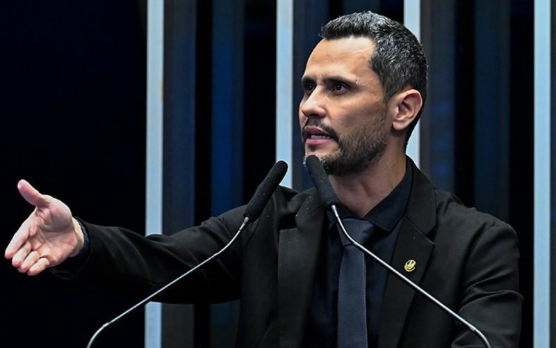 “Quem paga é o povo”: Cleitinho critica privilégios e exibe plenário vazio do Senado