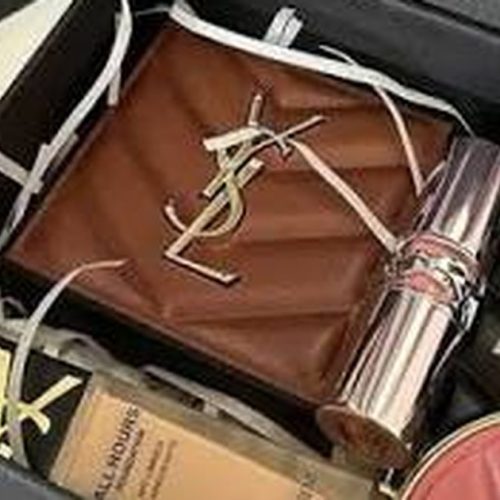 Homem ganha kit de luxo da YSL e presenteia colega de trabalho