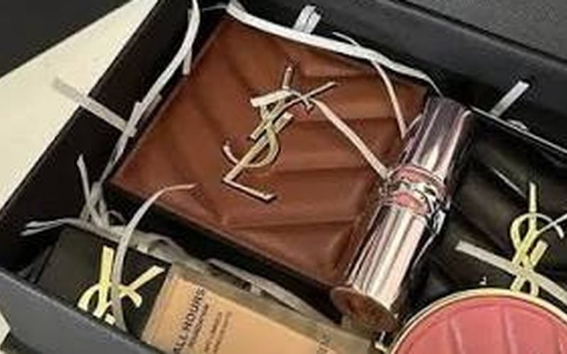 Homem ganha kit de luxo da YSL e presenteia colega de trabalho