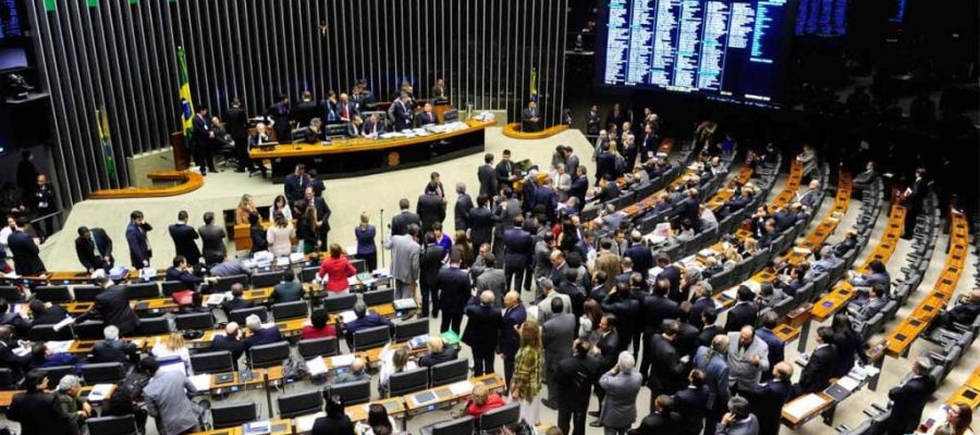 Câmara aprova multa para quem deixar criança sozinha em carro ou área comum de condomínio