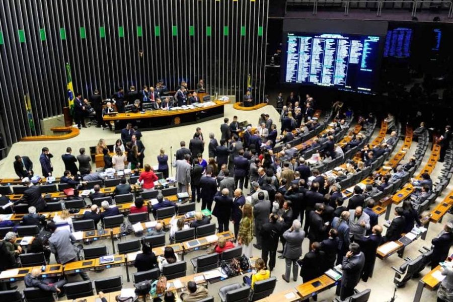 Maioria dos deputados alagoanos votaram a favor da projeto que pode dificultar aborto legal em crianças vítimas de estupro