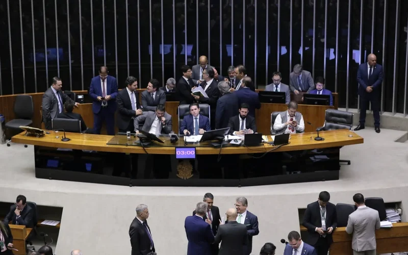 Projeto que classifica milícias e facções como terroristas avança na Câmara