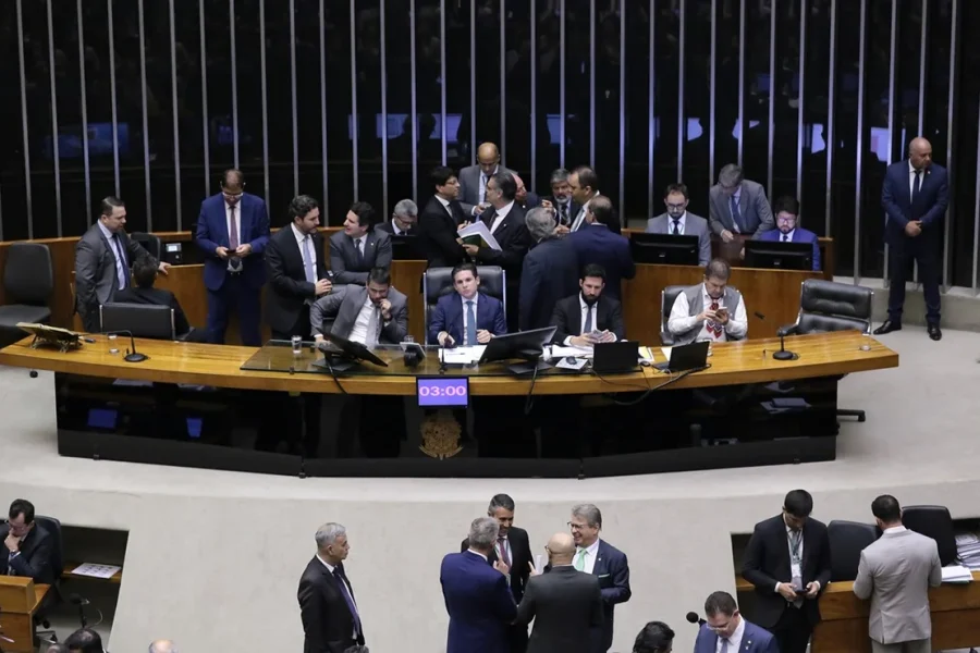 Projeto que classifica milícias e facções como terroristas avança na Câmara