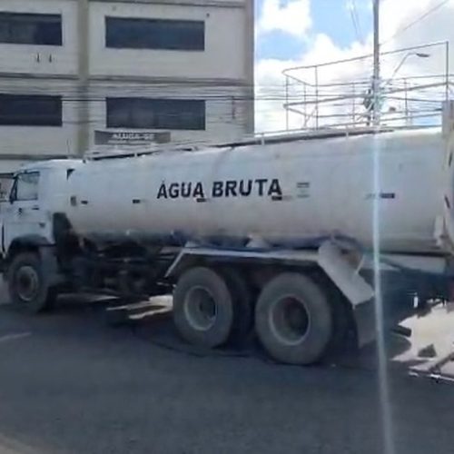 Caminhão-tanque quebra na Avenida Fernandes Lima e deixa trânsito lento