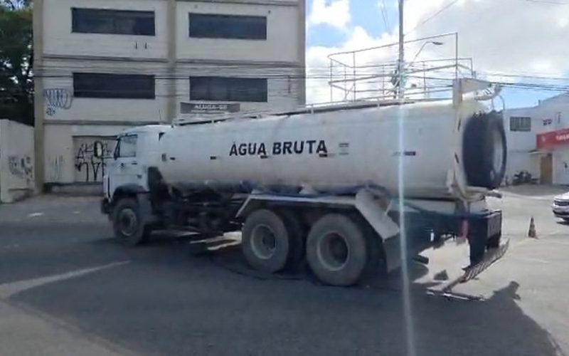Caminhão-tanque quebra na Avenida Fernandes Lima e deixa trânsito lento