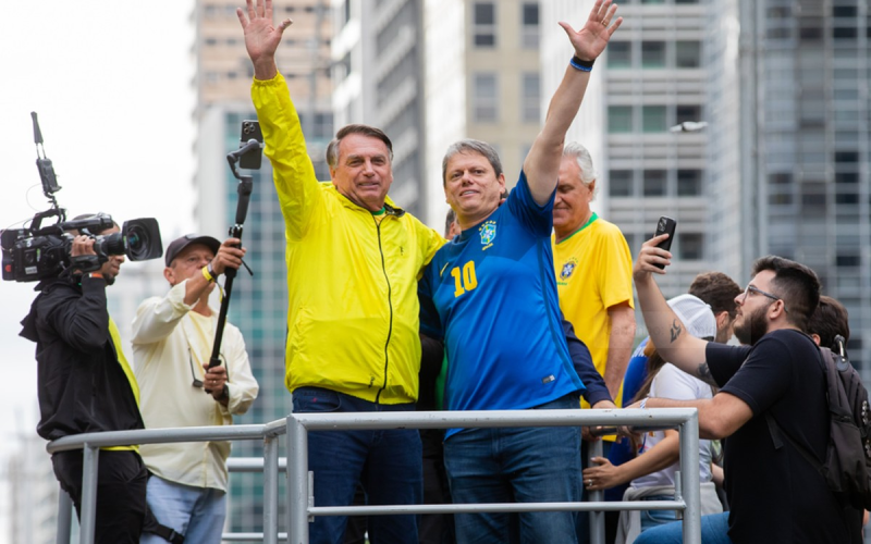 Tarcísio visita Bolsonaro e relata preocupação com ex-presidente