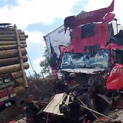 Colisão entre caminhões deixa um morto na BR-101, em Alagoas
