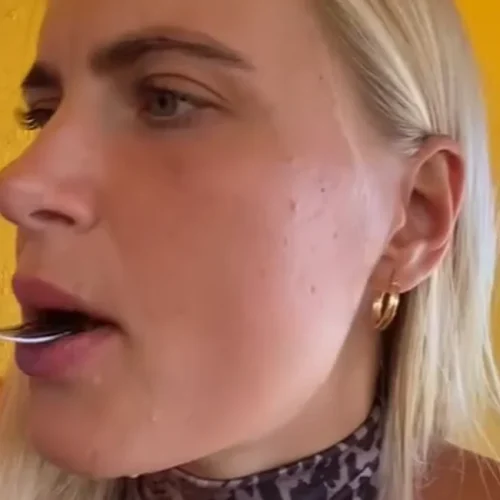 Influenciadora inglesa encara buchada de bode e viraliza em Santana do Ipanema