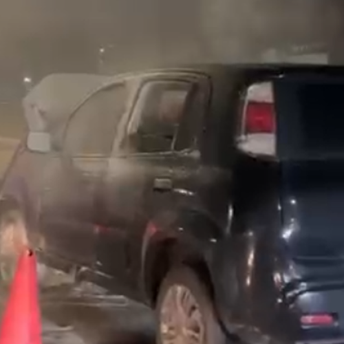 Carro pega fogo na Avenida Menino Marcelo, em Maceió