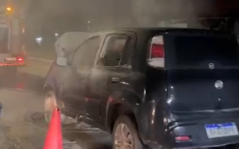 Carro pega fogo na Avenida Menino Marcelo, em Maceió