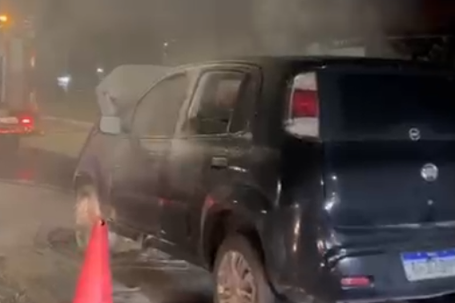 Carro pega fogo na Avenida Menino Marcelo, em Maceió