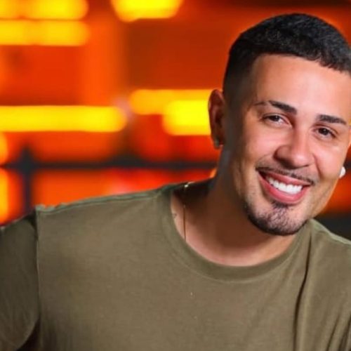 Humorista se emociona ao ser confirmado no Rancho do Maia