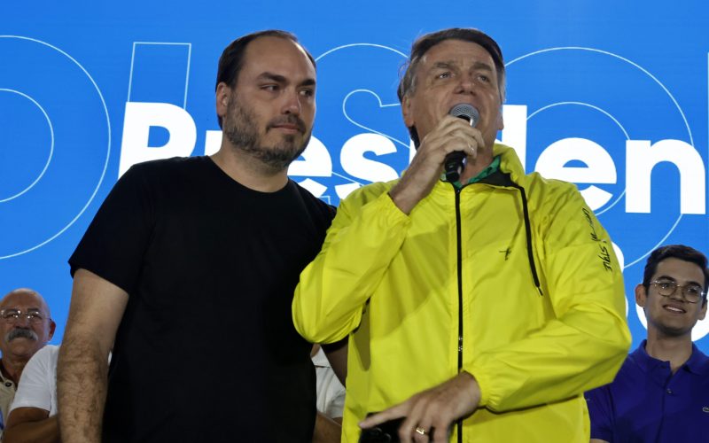 Carlos Bolsonaro detalha estado de saúde de seu pai, Jair Bolsonaro: “Não tem vontade de se alimentar”