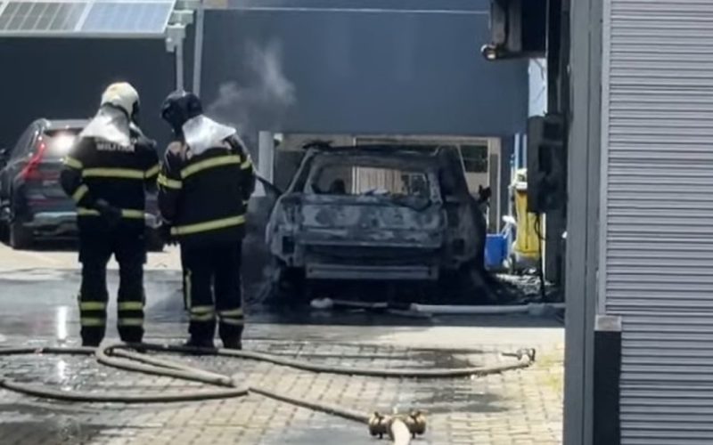 Carro elétrico pega fogo dentro de concessionária em Maceió