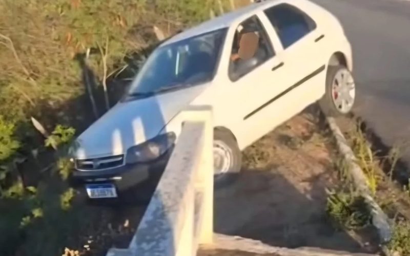 Arapiraca: motorista com sinais de embriaguez deixa carro pendurado em viaduto
