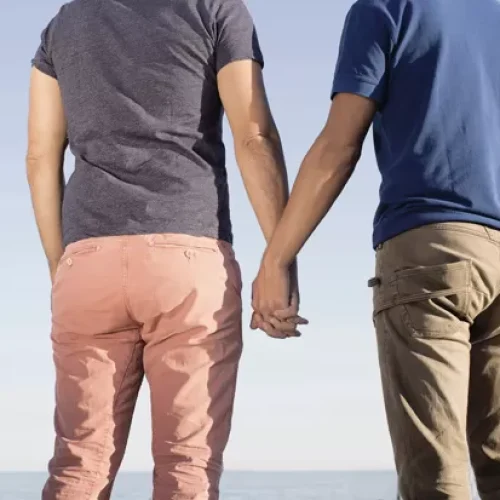 Projeto estende lei Maria da Penha a casais homoafetivos masculinos