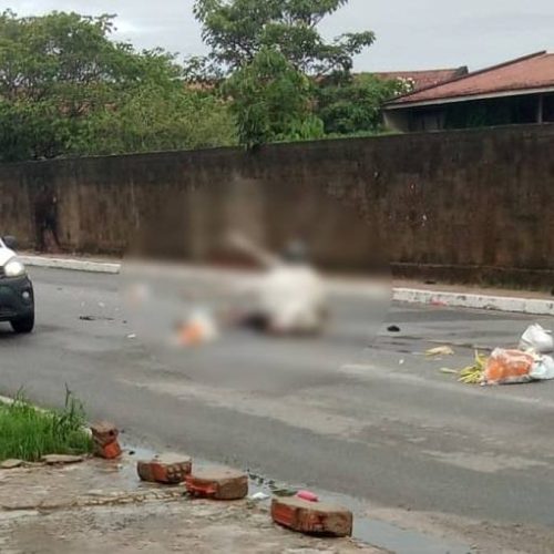 Cavalo morto em acidente permanece no meio de rua há mais de 24 horas e prejudica trânsito