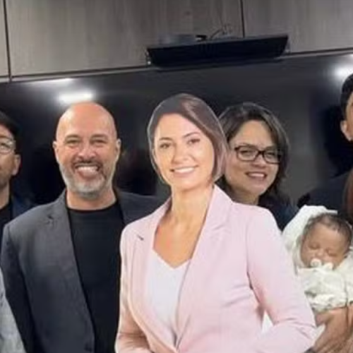 PL Mulher faz homenagem para Michelle Bolsonaro com boneca de papelão em tamanho real: “Líder de Verdade”