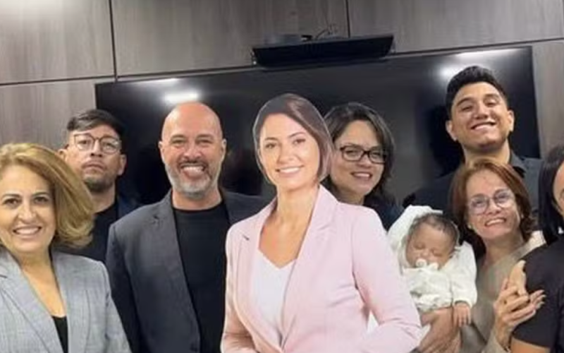 PL Mulher faz homenagem para Michelle Bolsonaro com boneca de papelão em tamanho real: “Líder de Verdade”