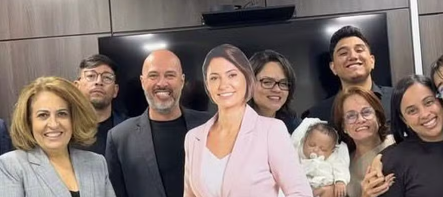 PL Mulher faz homenagem para Michelle Bolsonaro com boneca de papelão em tamanho real: “Líder de Verdade”