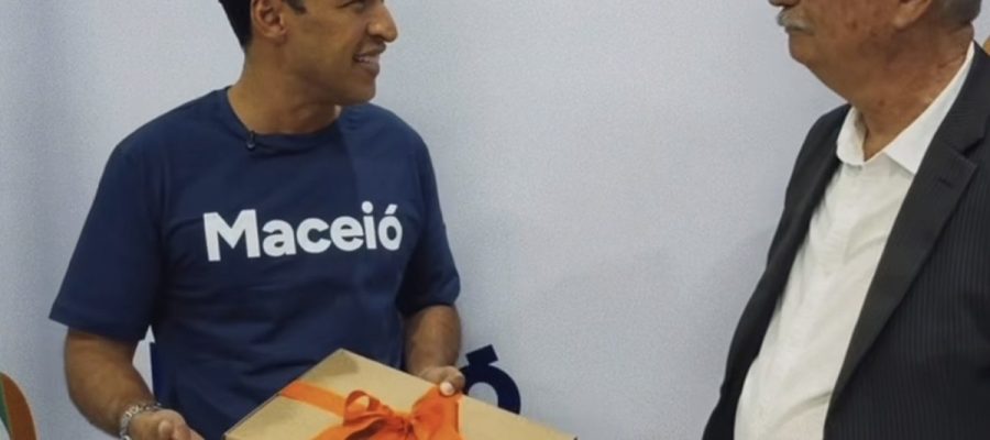 Professor Mário Jorge recebe troféu de Cidadão Maceioense do Mês entregue por Rodrigo Cunha