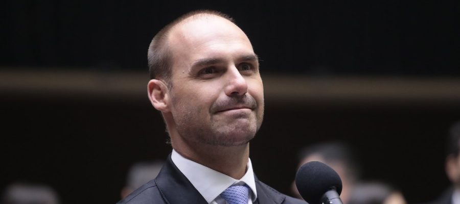 Eduardo Bolsonaro pede ao PL para testar Flávio e Júlia em pesquisa