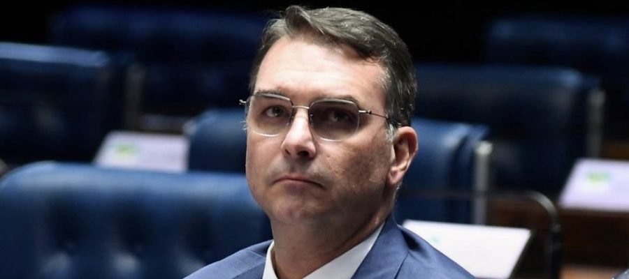 Flávio Bolsonaro registra candidatura no TSE e declara R$ 8,1 milhões em bens