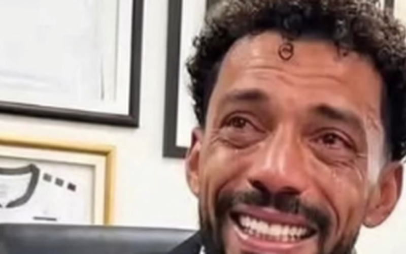 Vozinha se emociona durante assinatura de contrato com o Colo-Colo e receberá cerca de R$ 250 mil por mês