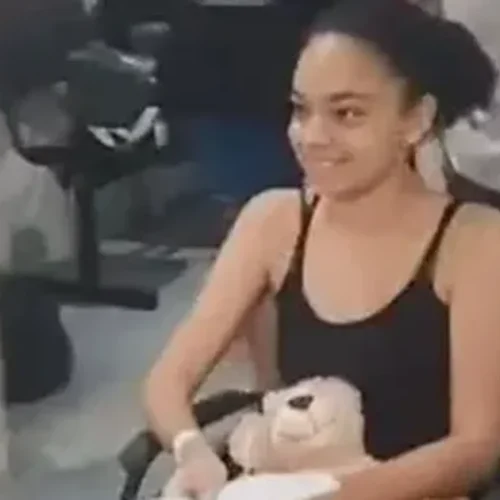 Jovem que perdeu a perna após ataque de tubarão recebe alta depois de 40 dias internada